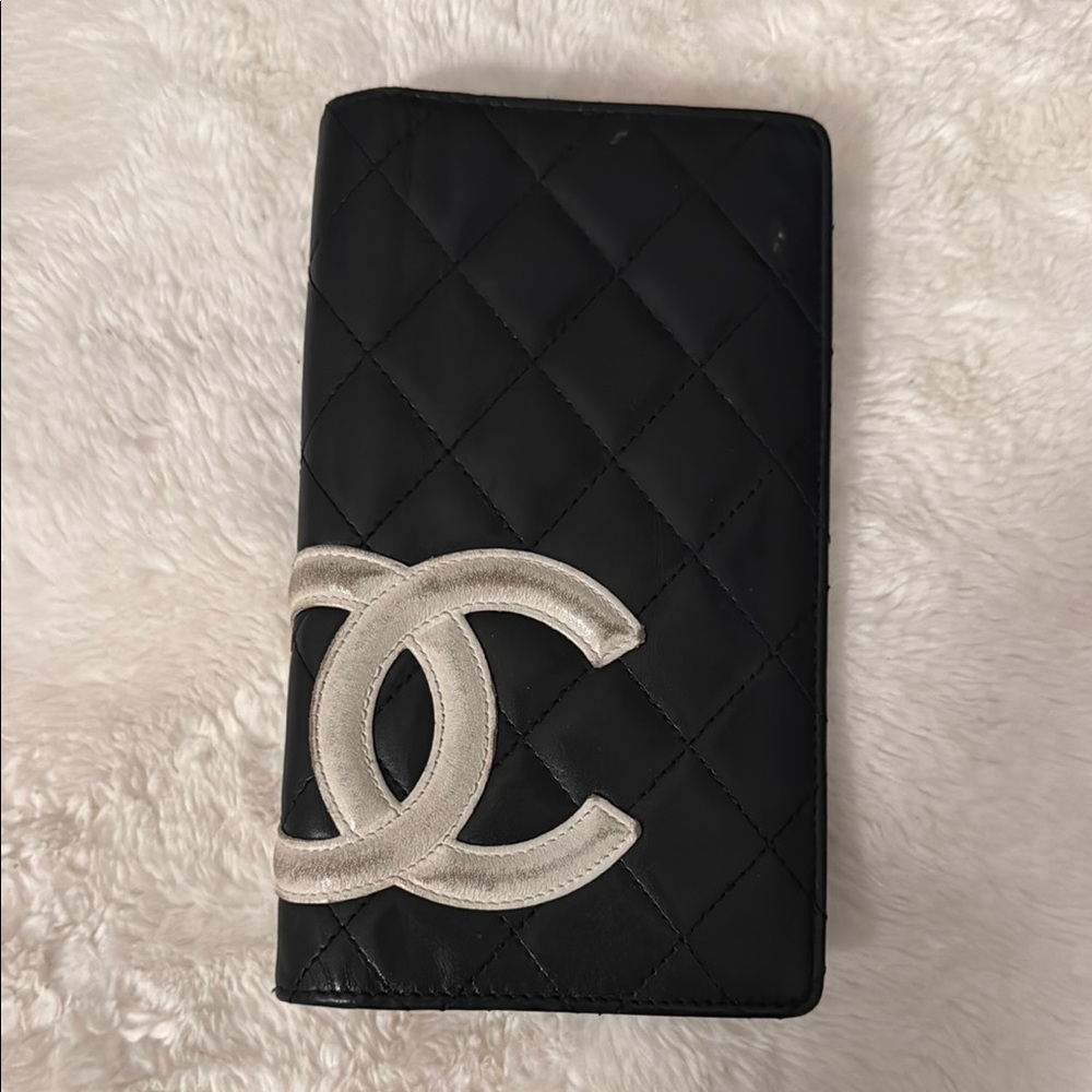 CHANEL Black and white Quilted Card Holder